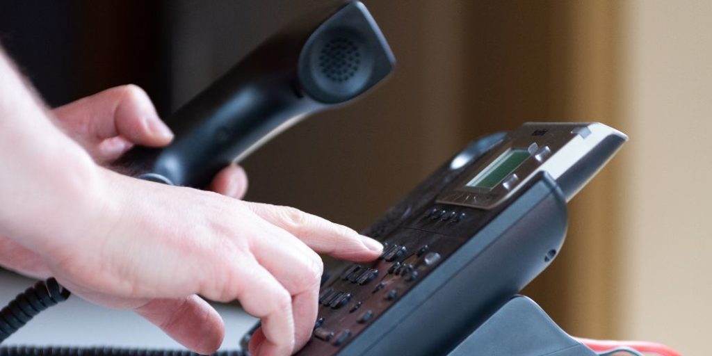 お電話で問い合わせ